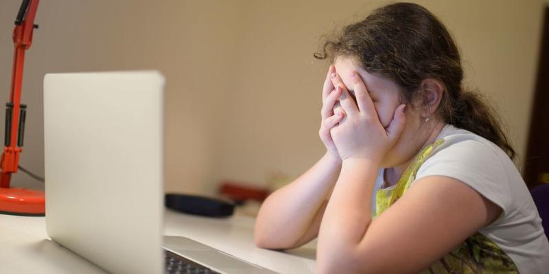 Niña mirando la pantalla de un ordenador