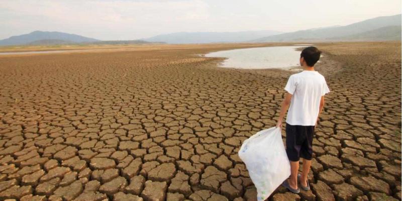 Niño en un desierto