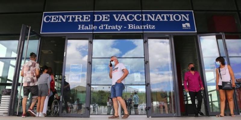 Centro de vacunación en Francia