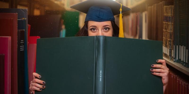 Chica recién graduada