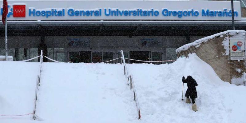Una mujer intenta acceder al hospital Gregorio Marañón, en Madrid, bajo la intensa nevada que ha caído en la capital, este sábado./ JAIME VILLANUEVA para EL PAÍS