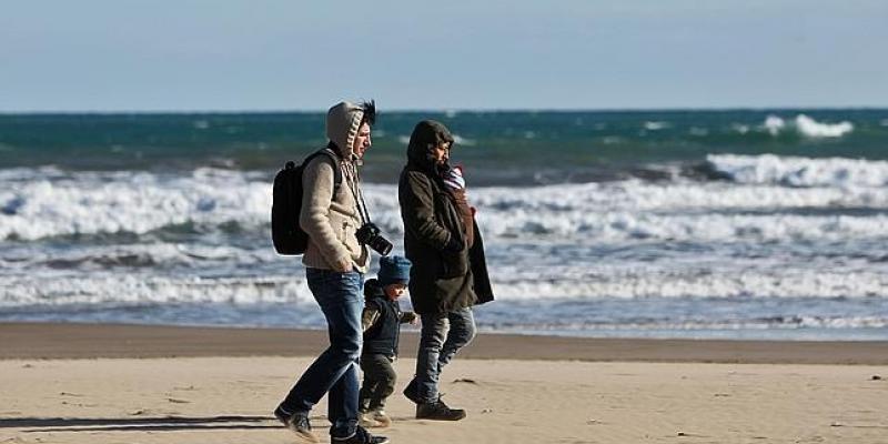 El frío mata más que el calor en episodios de temperaturas extremas Día de frío en la valenciana playa del Cabanyal - ROBER SOLSONA ABC