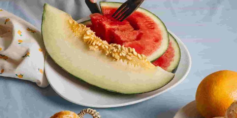 Imagen de una persona comiendo fruta/Frutas Bruñó Muchos españoles solo comen fruta y verdura en verano