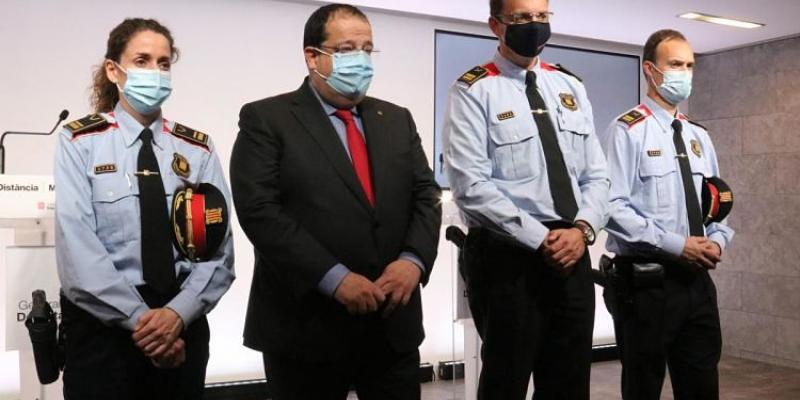 Imagen del conseller de Interior junto a tres Mossos d'Esquadra/20 Minutos El 40 % de las plazas de seguridad en Barcelona se destinarán a las mujeres