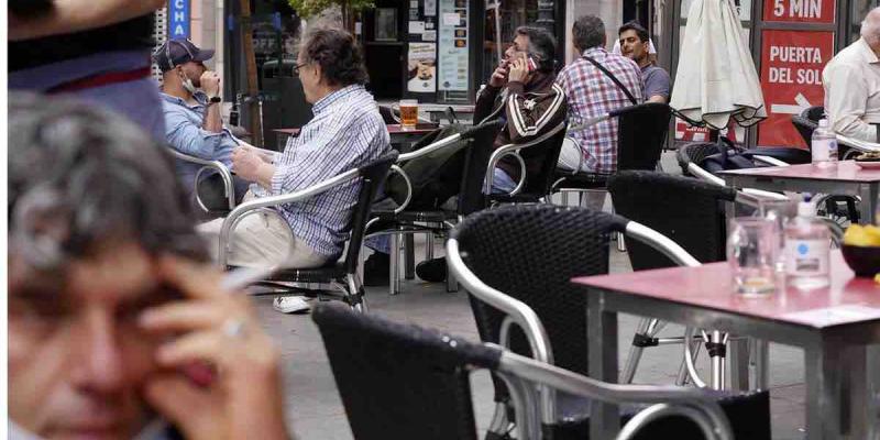 Galicia prohíbe fumar en la calle y Andalucía, Castilla y León y Castilla-La Mancha se lo plantean. Andalucía, Castilla y León y Castilla-La Mancha estudian si prohíben fumar en la calle como Galicia.
