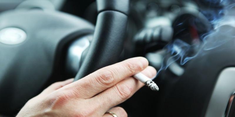 Encuesta de la Semana Sin Humo 2021, publicada por la Sociedad Española de Medicina de Familia y Comunitaria (Semfyc) Mano de una persona con un cigarro dentro de un coche / EFE