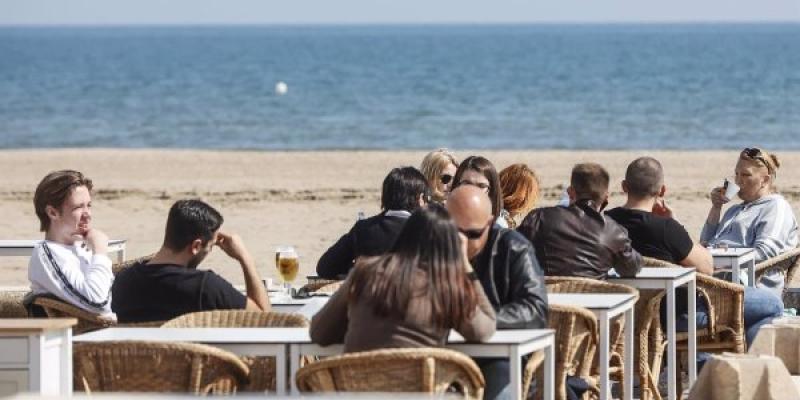 No al fumar en espacios públicos Españoles sin fumar en terrazas y playas