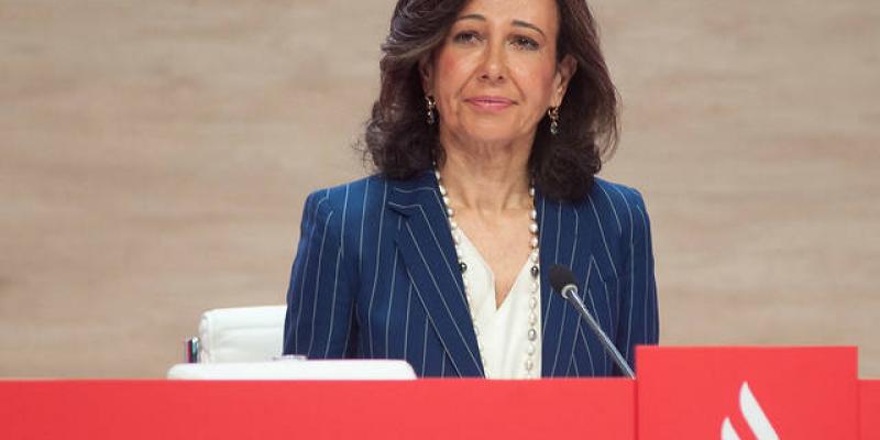 Ana Botín hablando desde un atril con el logo de Banco Santander bien visible 