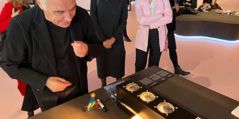 Ferran Adrià con el horno fúser en el stand de la Fundación ONCE - Servimedia El stand de la Fundación ONCE