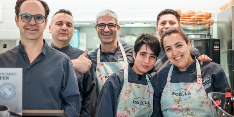 Imagen de integrantes de la Fundación A LA PAR en su restaurante Fundación A LA PAR crea su primer restaurante junto a Rodilla/Plena Inclusión Madrid