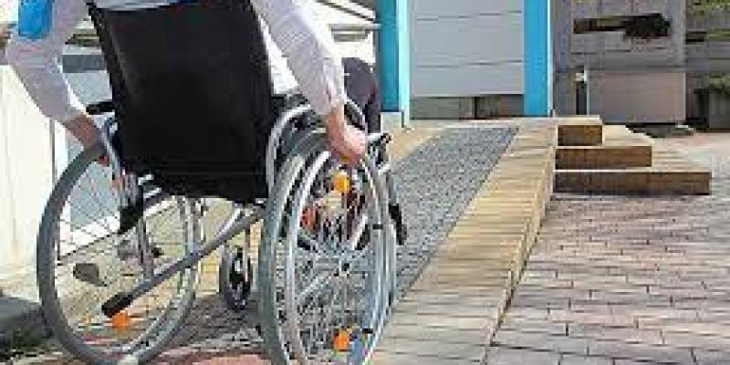 El Observatorio estudia un total de 262 municipios para comprobar su accesibilidad Persona en silla de ruedas subiendo una rampa/MurciaEconomía
