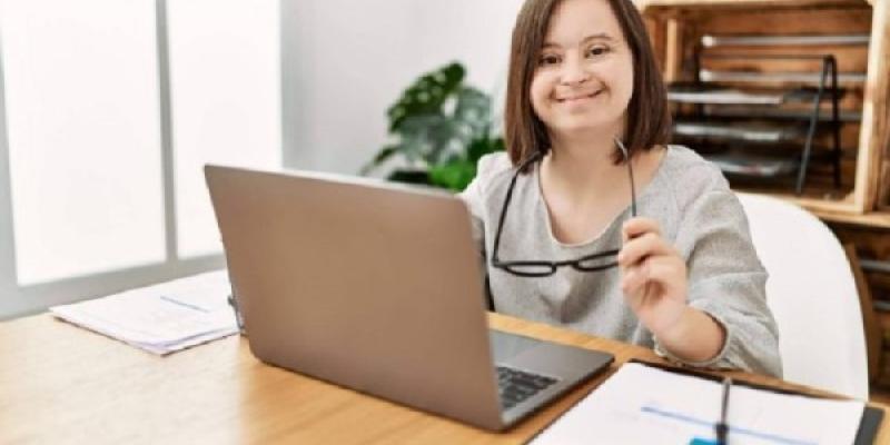 Discapacidad Intelectual / Fundación Prodis Chica con discapacidad intelectual en su puesto de trabajo
