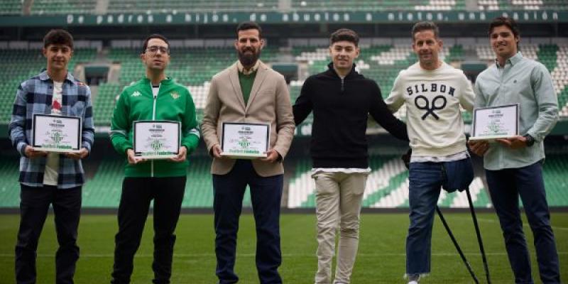 Imagen de Mercedes Yelamo Mena / Responsable de Comunicación de la Fundación RBB Fundación Real Betis entregando sus ayudas deportivas