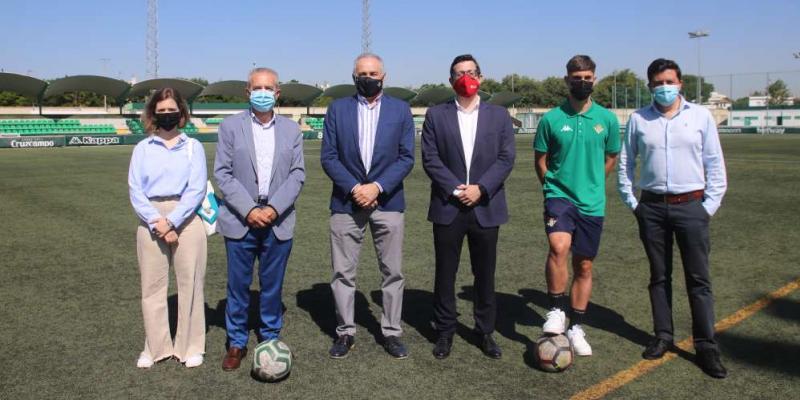 El presidente de la Fundación Real Betis, Rafael Gordillo, junto con el presidente de la Fundación Doña María, José Vázquez han presentado el convenio, en un acto que ha estado presidido por Juan Manuel Flores Cordero, teniente de Alcalde Delegado del Área de Bienestar Social, Empleo y Planes Integrales de Transformación Social. En este acto de presentación también participó el director de Cantera del Real Betis Balompie´, Miguel Calzado y Óscar Cantarero, canterano verdiblanco y usuario del proyecto dentro