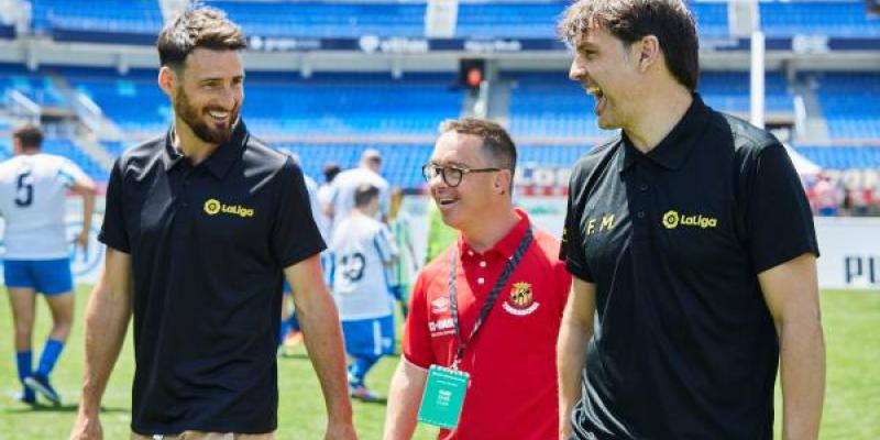 Rubén, que compite en la Liga Genuine con los colores del Nàstic de Tarragona, junto a los exfutbolistas Aritz Aduriz (izquierda) y Fernando Morientes. / Imagen de El País Rubén, que compite en la Liga Genuine con los colores del Nàstic de Tarragona, junto a los exfutbolistas Aritz Aduriz (izquierda) y Fernando Morientes.