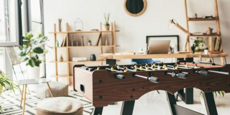 Futbolín en un moderno interior de oficina / Envato Futbolín en un moderno interior de oficina