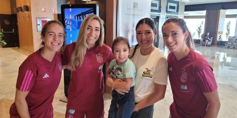 Futbolistas con Emi, la niña con síndrome de kabuki