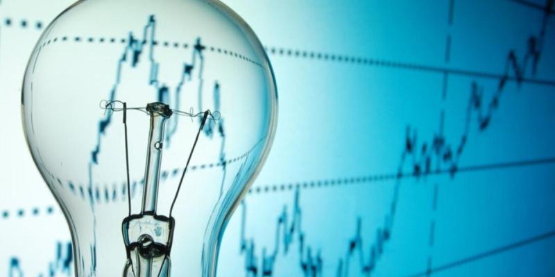 Bombilla e infografía sobre el futuro energético mundial / Pixabay Bombilla e infografía sobre el futuro energético mundial
