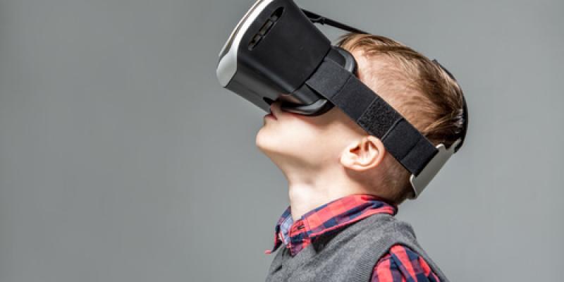 Imagen de un niño con gafas de realidad virtual/La Mente es Maravillosa Realidad virtual para los niños de la DANA