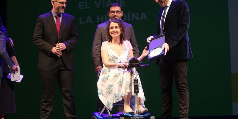 Irene Raya recibe el premio por parte de Asecan. Irene Raya recibe el premio por parte de Asecan.