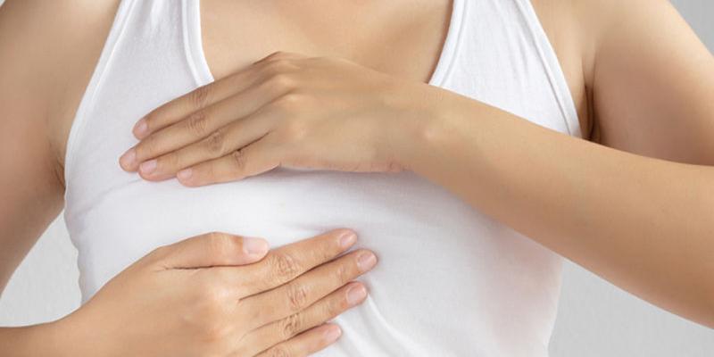 Imagen de un pecho femenino/Salud Mapfre ¿Por qué se produce la galactorrea?