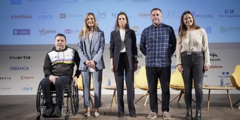 Laura Fernández Soto, presidenta de la Fundación Adcai; Ángel López, presidente de Enki; Xabi Casal, responsable de Actividad Física Saludable de la Fundación; María José Jove y la medallista olímpica de vela Sofía Toro, a su vez gerente del Clúster Galego da Industria do Deporte e o Benestar