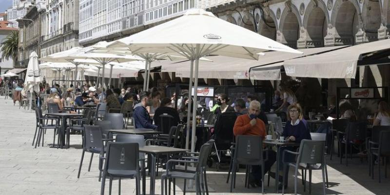 Imagen de M. Dylan en La Voz de Galicia Personas en un bar de Galicia