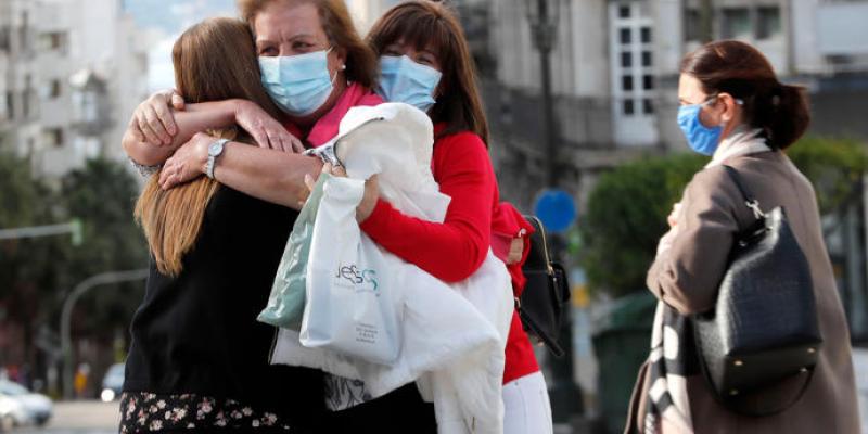 Gente en Vigo celebra el pase a la fase 3 con un abrazo y mascarillas Galicia se estrena en la nueva normalidad / Faro de Vigo, J. LORES