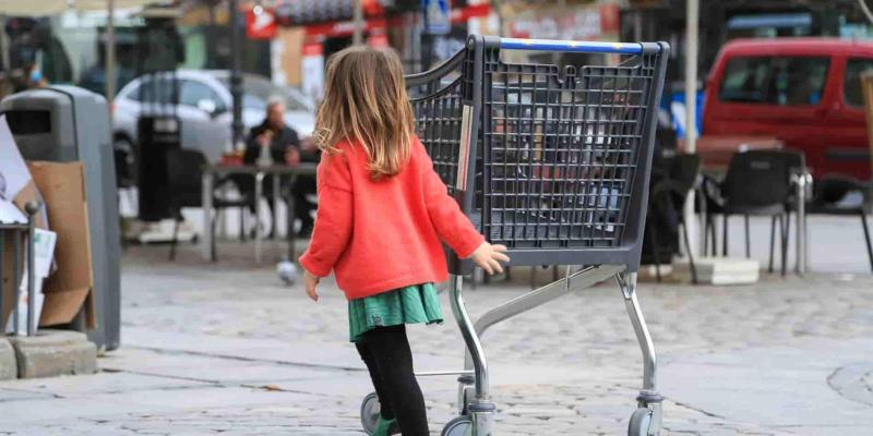 Imagen de una niña/La Razón Galicia y los datos de la pobreza infantil
