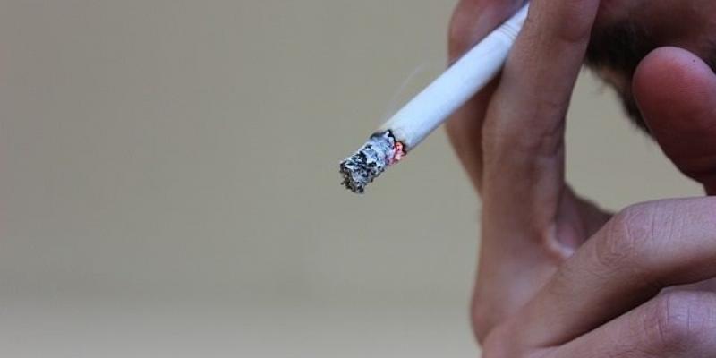 Persona fumando Tabaco / Lindsay Fox para Pixabay