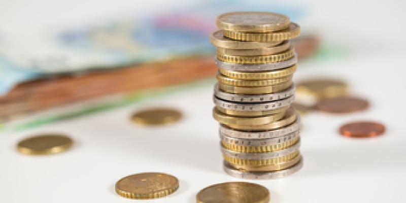 Imagen de dinero/Envatoeelemetns Aplicar la Garantía Infantil por parte de la Comisión Europea
