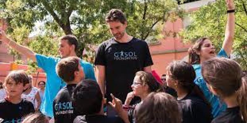 Imagen de Gasol junto a los niños/Consejo Colef Gasol Foundation presenta el PAU-7S