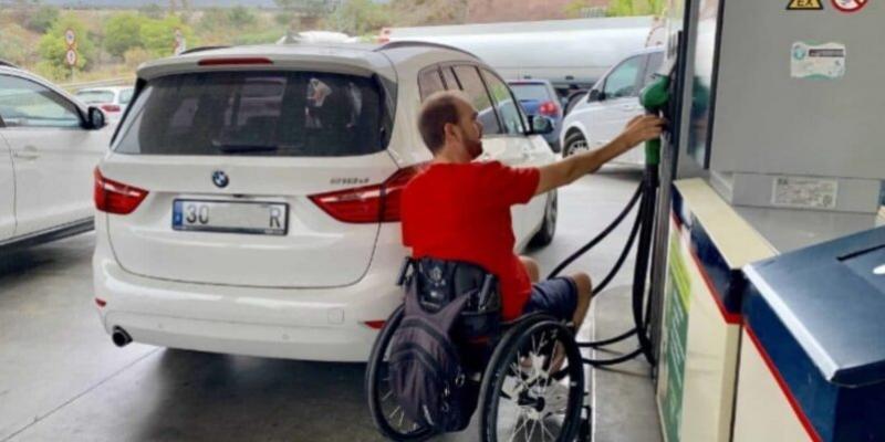 Persona con discapacidad en una gasolinera