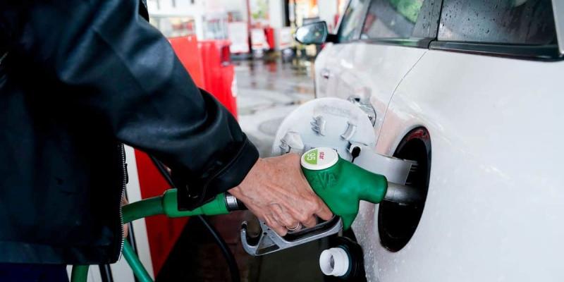 Imagen de una persona repostando el coche/El Periódico de España Competencia avisa a las gasolineras que serán vigiladas día tras día debido a la ayuda de los 20 céntimos