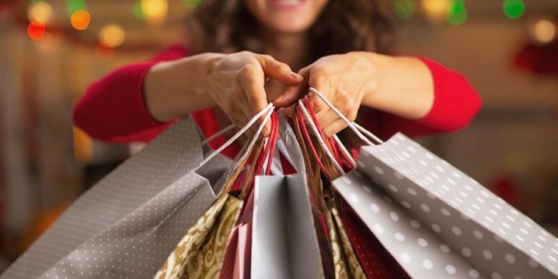 Gastar en compras de Navidad Chica de compras / Pixabay