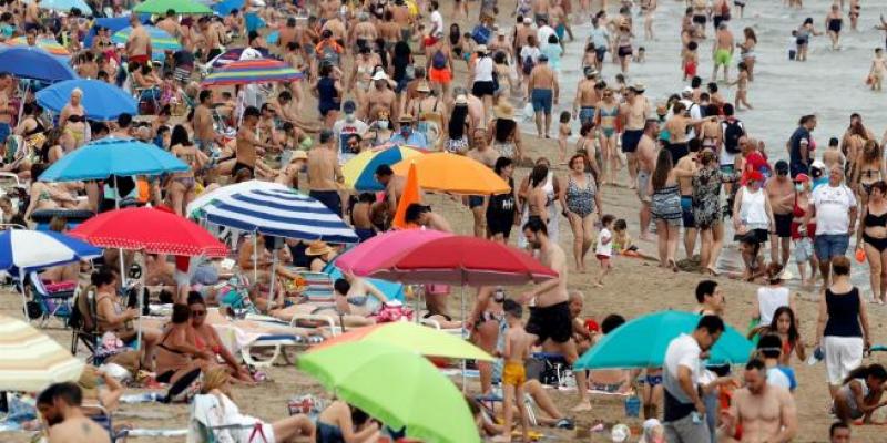 La playa de la Malvarrosa, abarrotada durante el segundo fin de semana de junio.