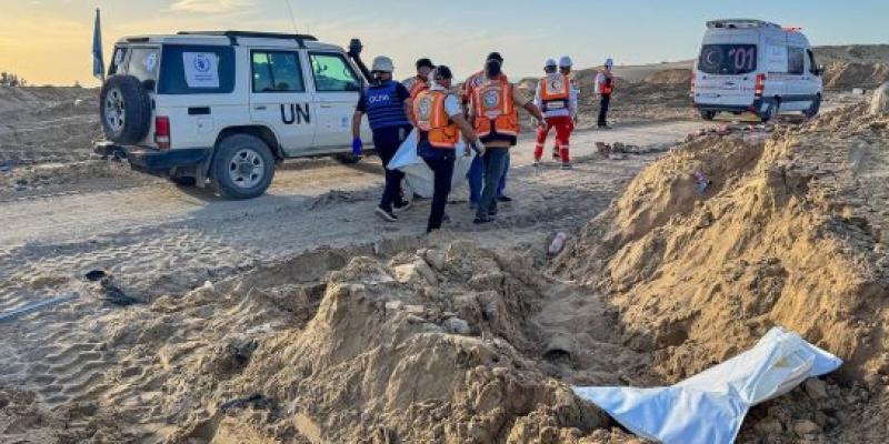 © OCHA Un cadáver yace en una zanja tras un ataque aéreo en Tal Al Sultan, Rafah, Gaza. Un cadáver yace en una zanja tras un ataque aéreo en Tal Al Sultan, Rafah, Gaza.