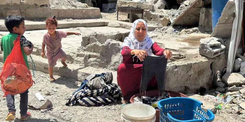 Imagen de una madre y sus hijos en Gaza/UN News Brote de polio en Gaza