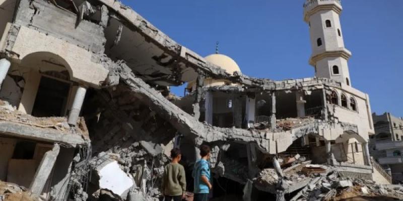 Dos niños frente a un edificio destruido por los bombardeos israelís en Gaza.