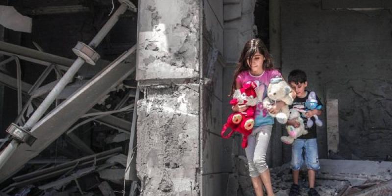 La Franja de Gaza ve como la infancia no tiene oportunidad allí/ Anas Bába/ AFP Niños palestinos recogiendo sus juguetes de su hogar destrozado en Gaza
