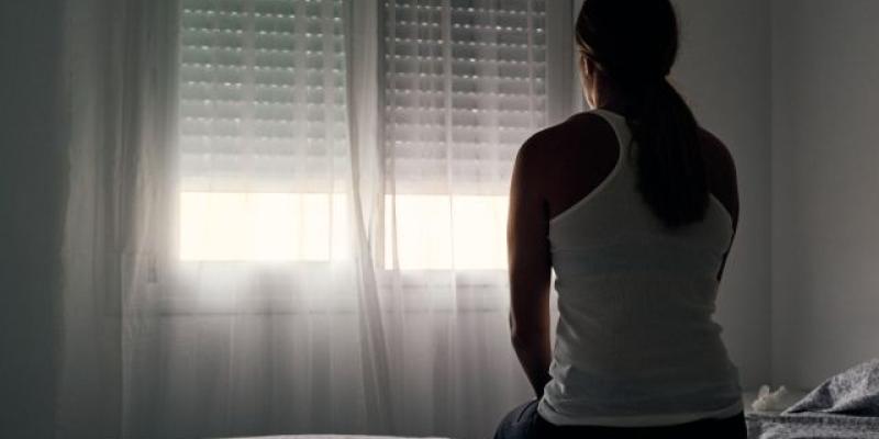 Imagen de una mujer sentada en la cama/Los40 Colombia Genofobia: causas y razones