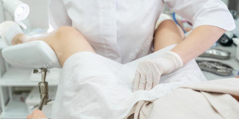 Freepik Mujer en el ginecólogo
