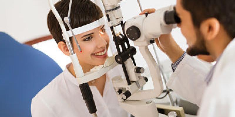 Imagen de un revisión ocular/Clínica Baviera Las revisiones oculares son de vital importancia para una buena salud
