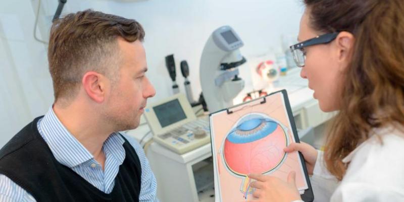 Día Mundial Glaucoma Hombre en la consulta de un oftalmólogo