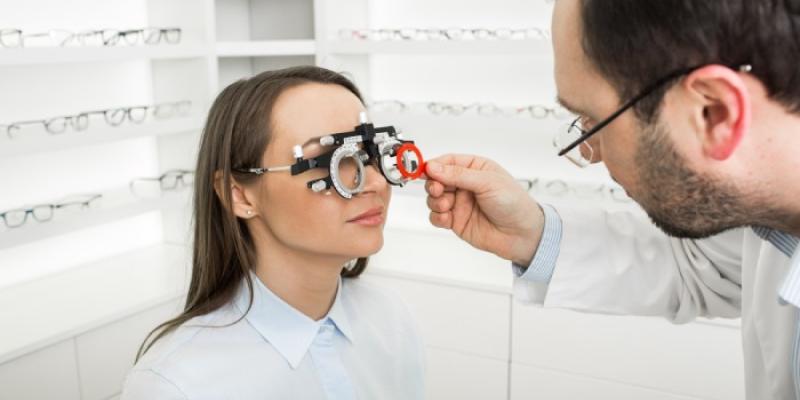 Paciente con glaucoma | Foto de 123F Un oftalmólogo revisa la visión de una paciente