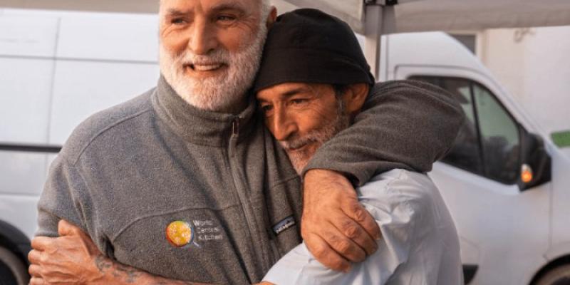 Las donaciones de Glovo se destinarán a World Central Kitchen Dos hombres dándose un abrazo