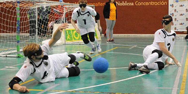 Un partido de goalball - CPE Jugadores de goalball en la pista