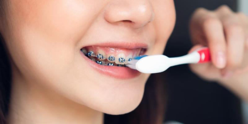 Salud bucodental - Foto: Envato Elements Niña cepillándose los dientes