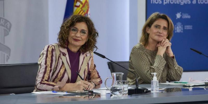 La ministra de Hacienda, María Jesús Montero, y la vicepresidenta tercera y ministra para la Transición Ecológica, Teresa Ribera. 