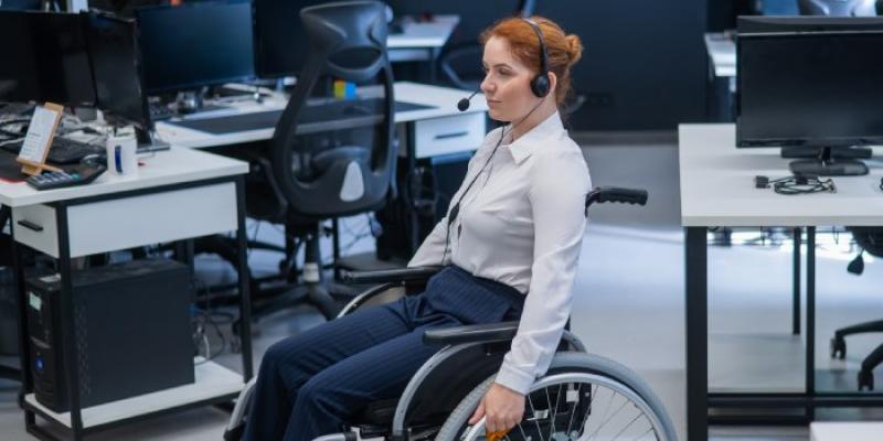 Empleo público | Foto de 123RF/mrwed54 Persona con discapacidad en una oficina